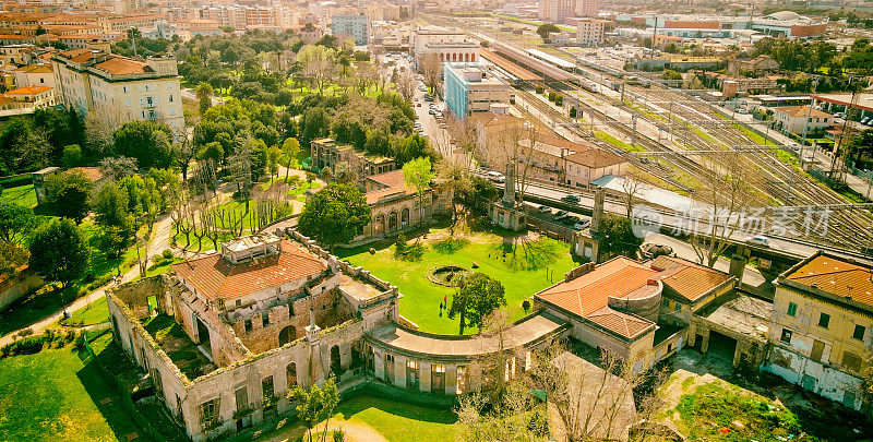 托斯卡纳利沃诺古温泉鸟瞰图。Fonti del Corallo